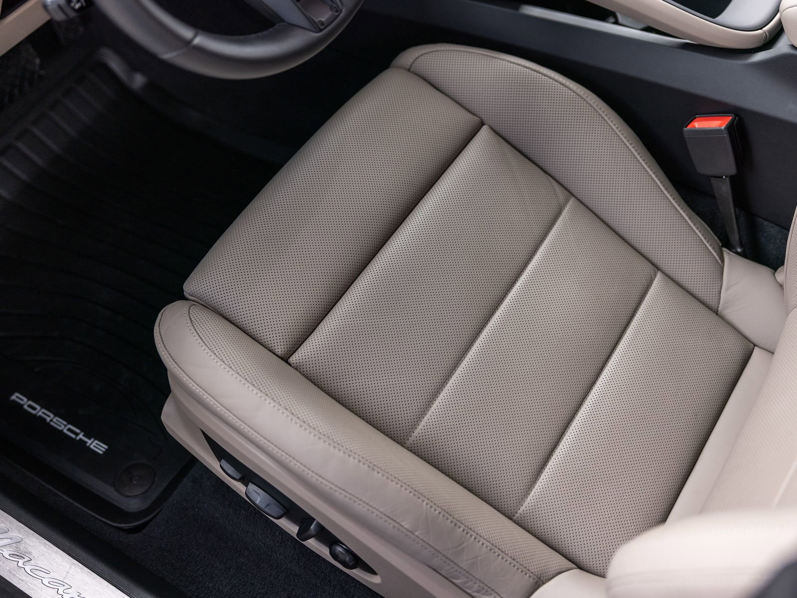 Certified 2025 Porsche Macan Electric image 27