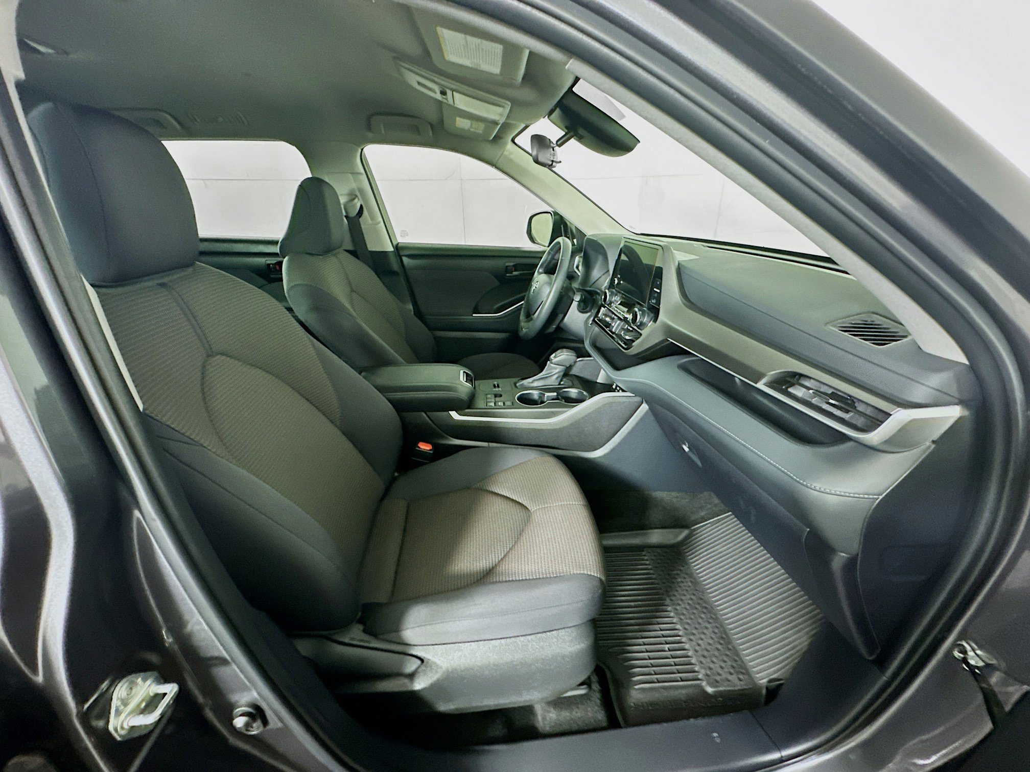 Used 2024 Toyota Highlander LE image 34