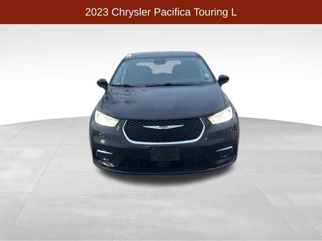 Used 2023 Chrysler Pacifica Touring-L image 2