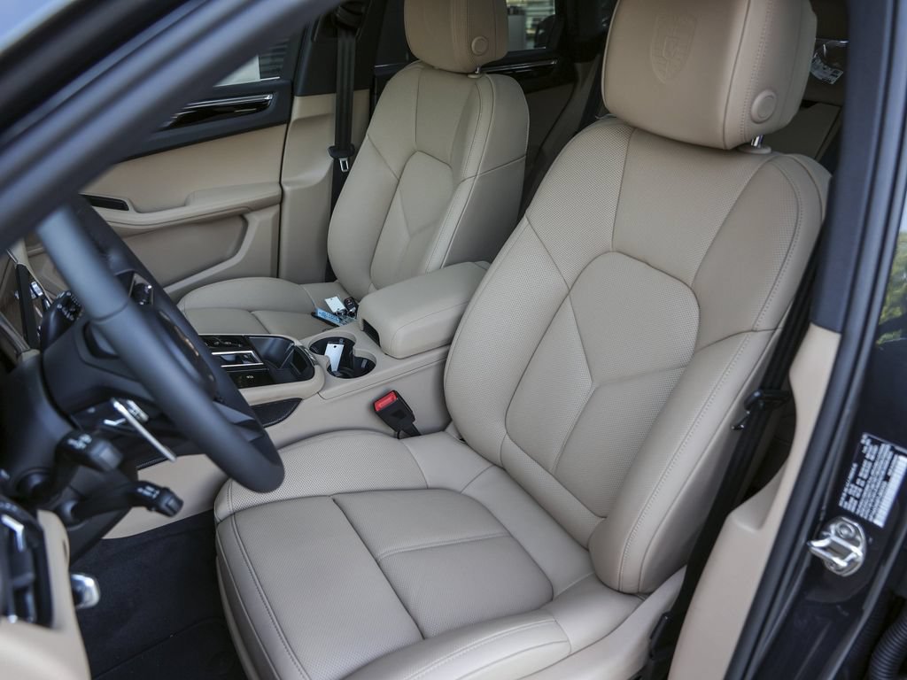 Certified 2026 Porsche Macan AWD/4WD image 5