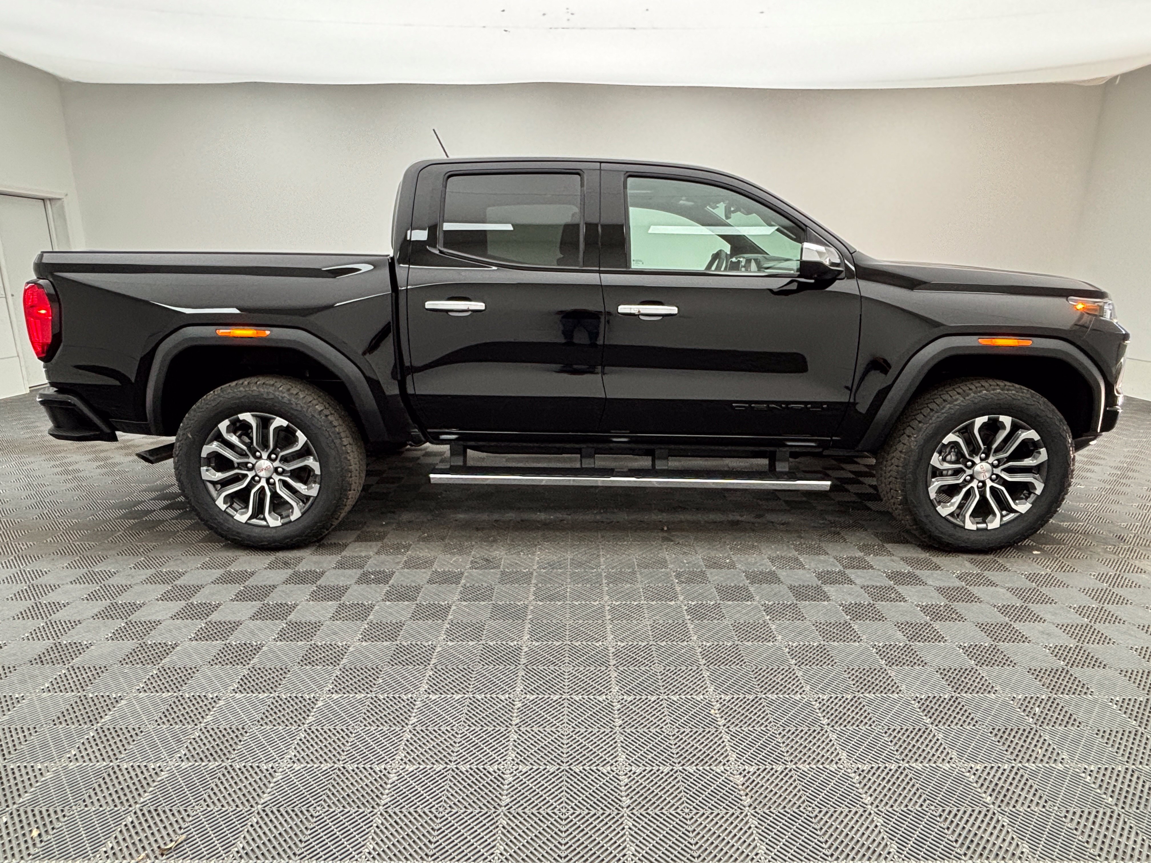 New 2026 GMC Canyon Denali w/ LPO, Black Badging Package AWD/4WD image 7
