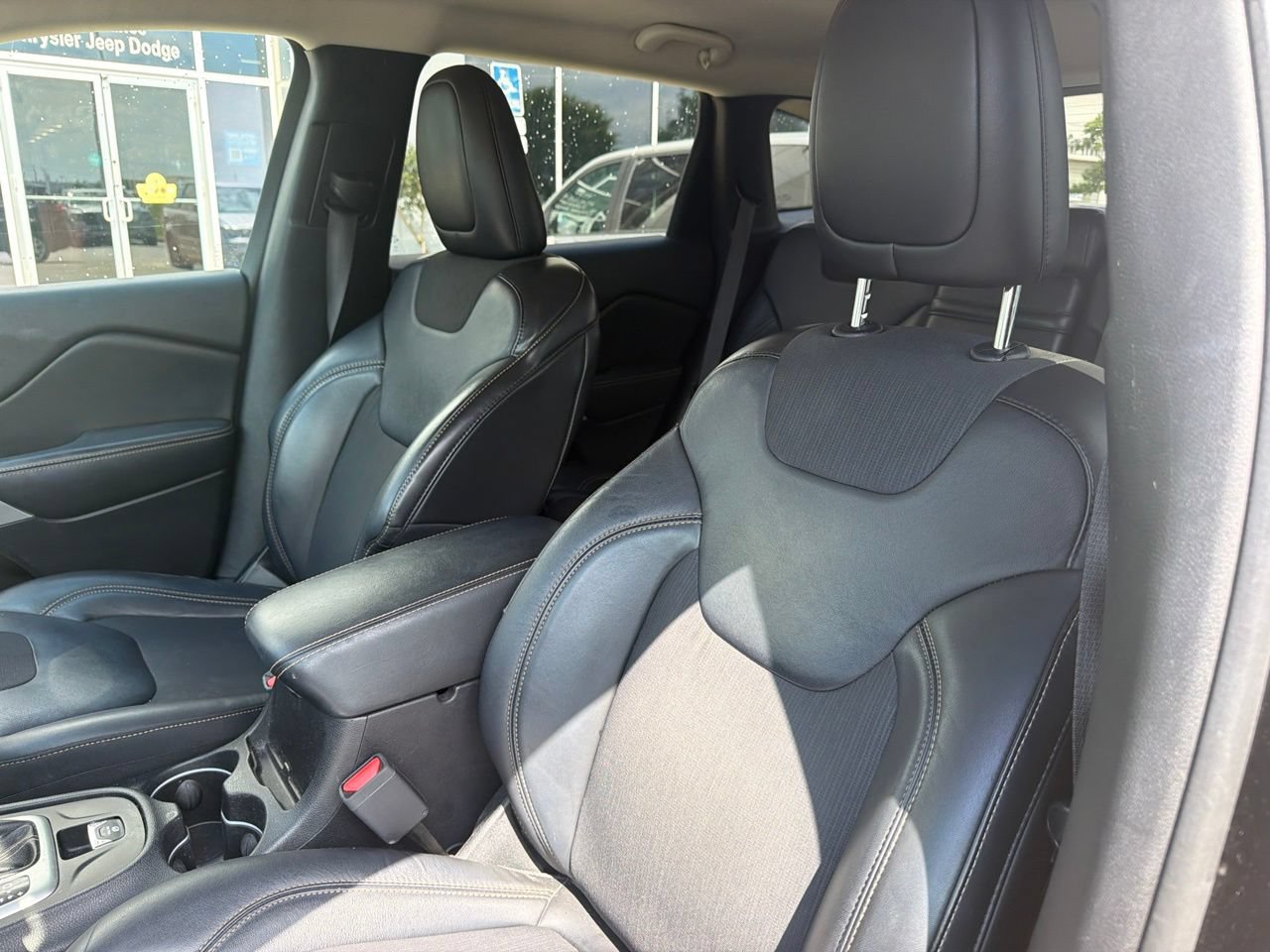 Used 2018 Jeep Cherokee Latitude Plus AWD/4WD image 16