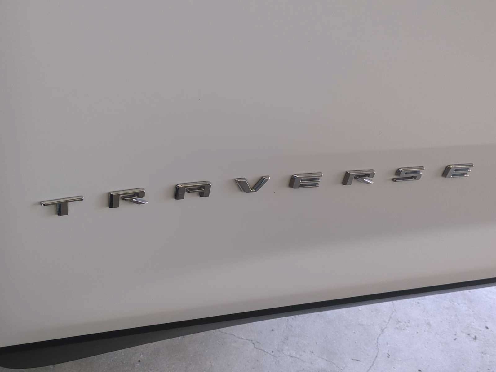Used 2025 Chevrolet Traverse LT FWD image 9