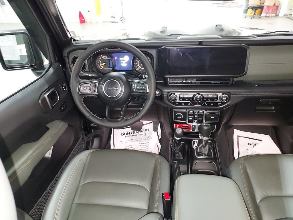 Used 2025 Jeep Gladiator Mojave AWD/4WD image 15