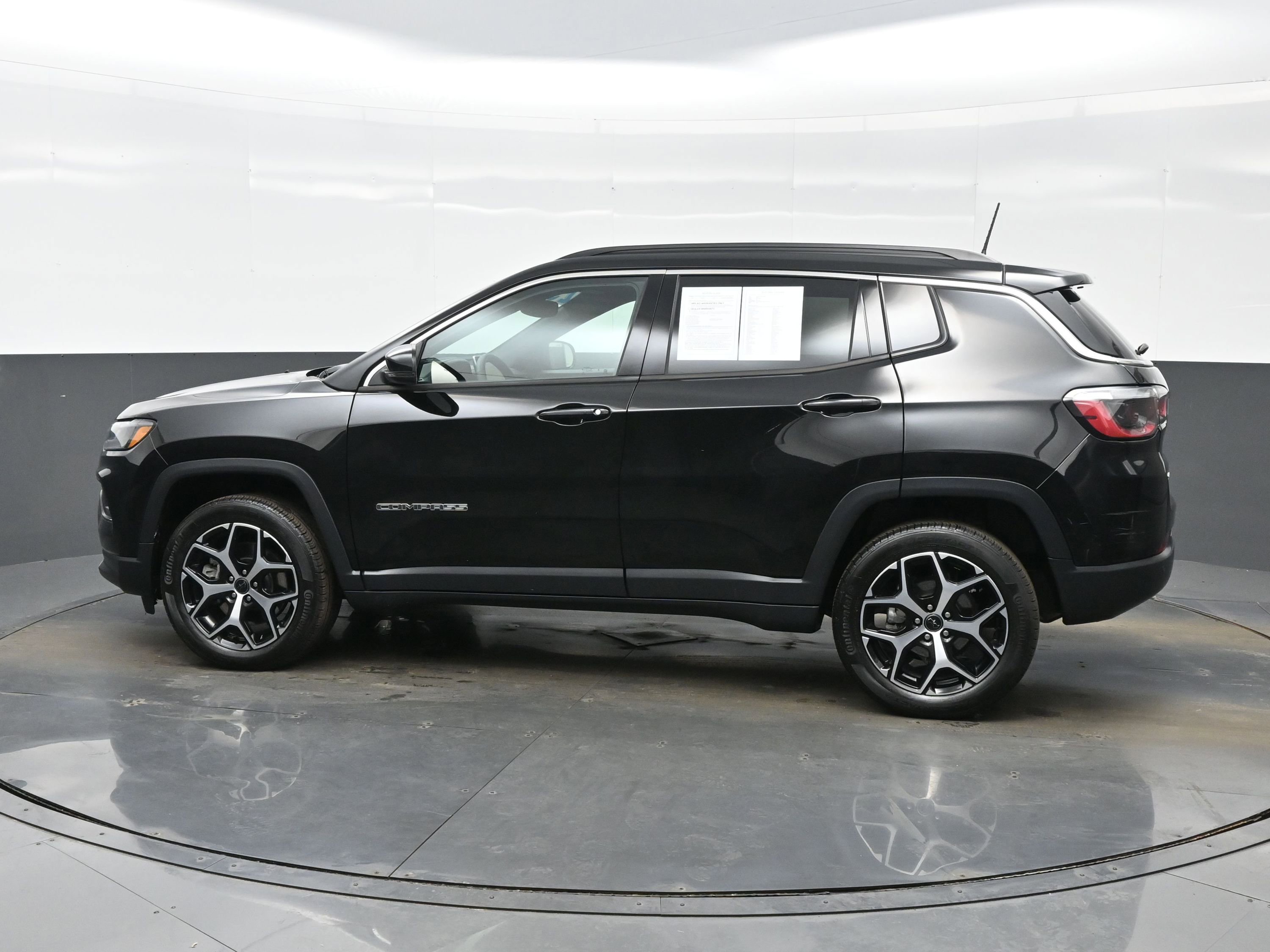 Used 2025 Jeep Compass Limited image 3