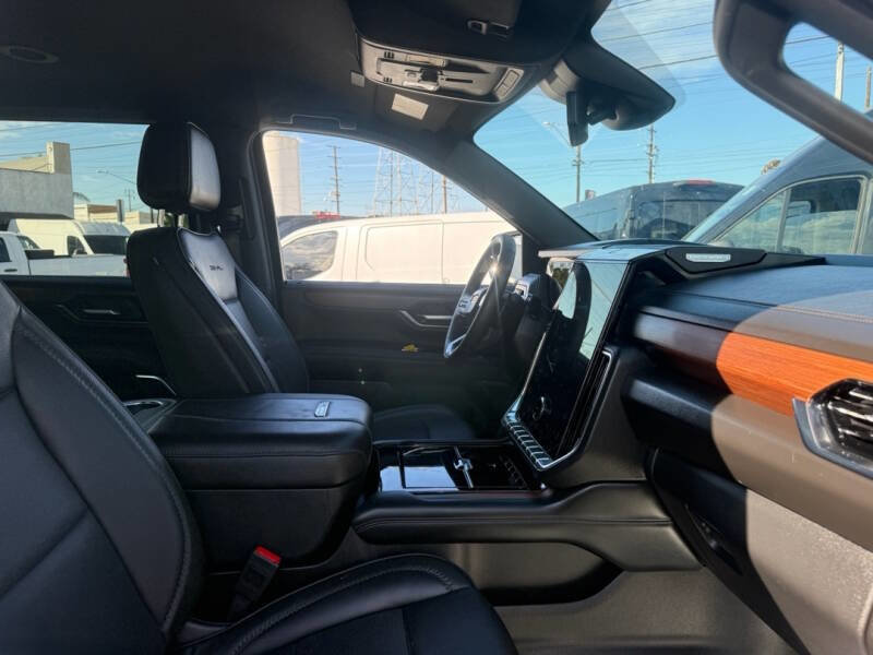 Used 2025 GMC Yukon XL Denali image 9