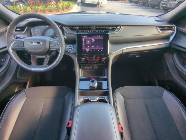 Certified 2025 Jeep Grand Cherokee Altitude AWD/4WD image 17