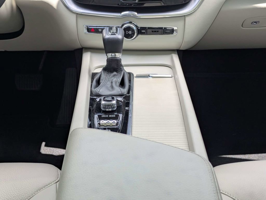 Used 2020 Volvo XC60 T5 Momentum FWD image 22