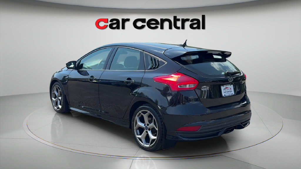 Used 2018 Ford Focus ST FWD image 3