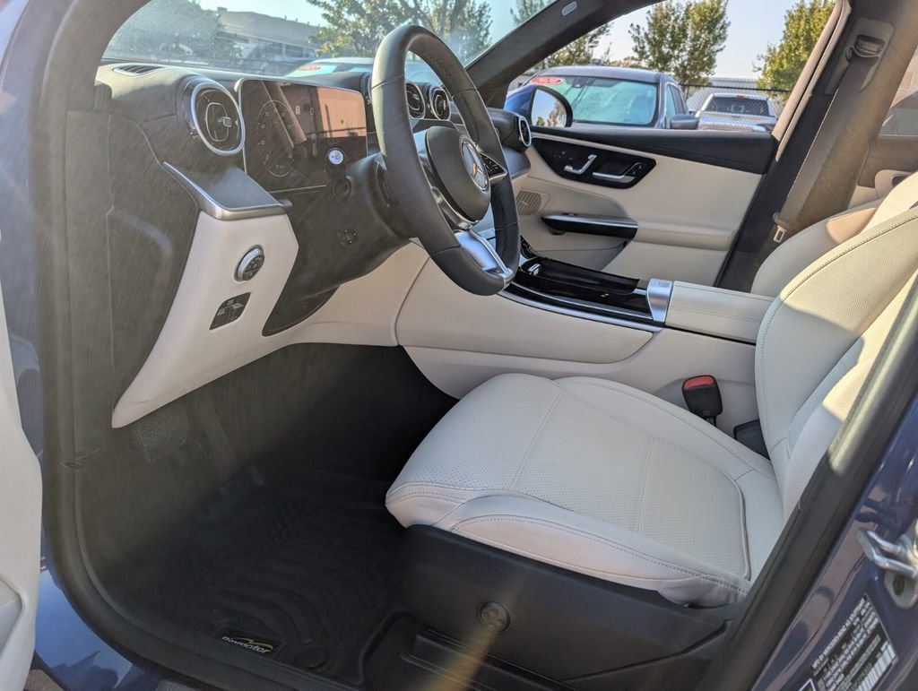 Used 2025 Mercedes-Benz GLC 300 image 11