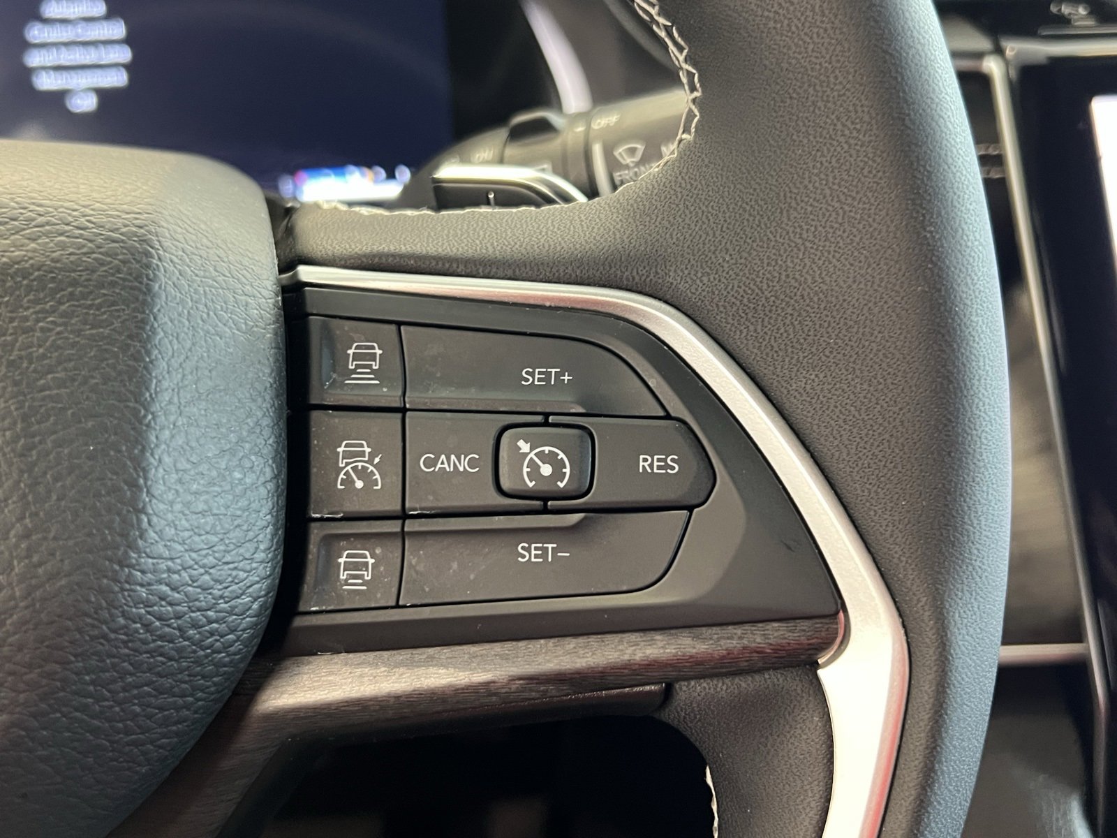 Used 2024 Jeep Grand Cherokee L Limited w/ Black Appearance Package image 15