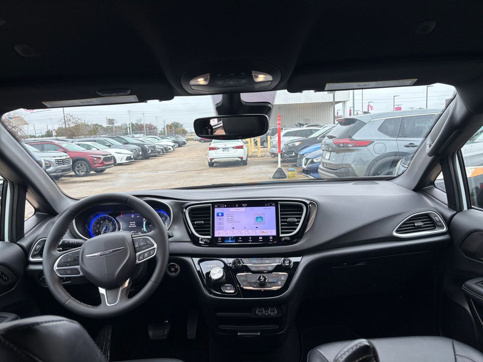 Used 2025 Chrysler Pacifica Select image 36