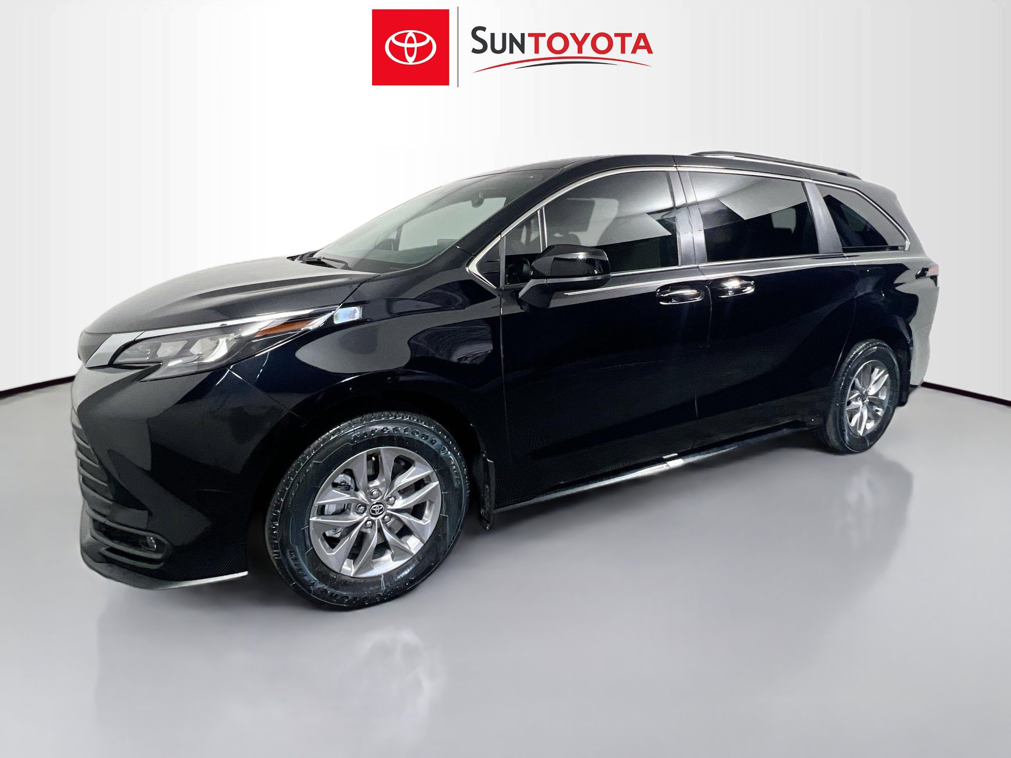 Used 2025 Toyota Sienna XLE image 9