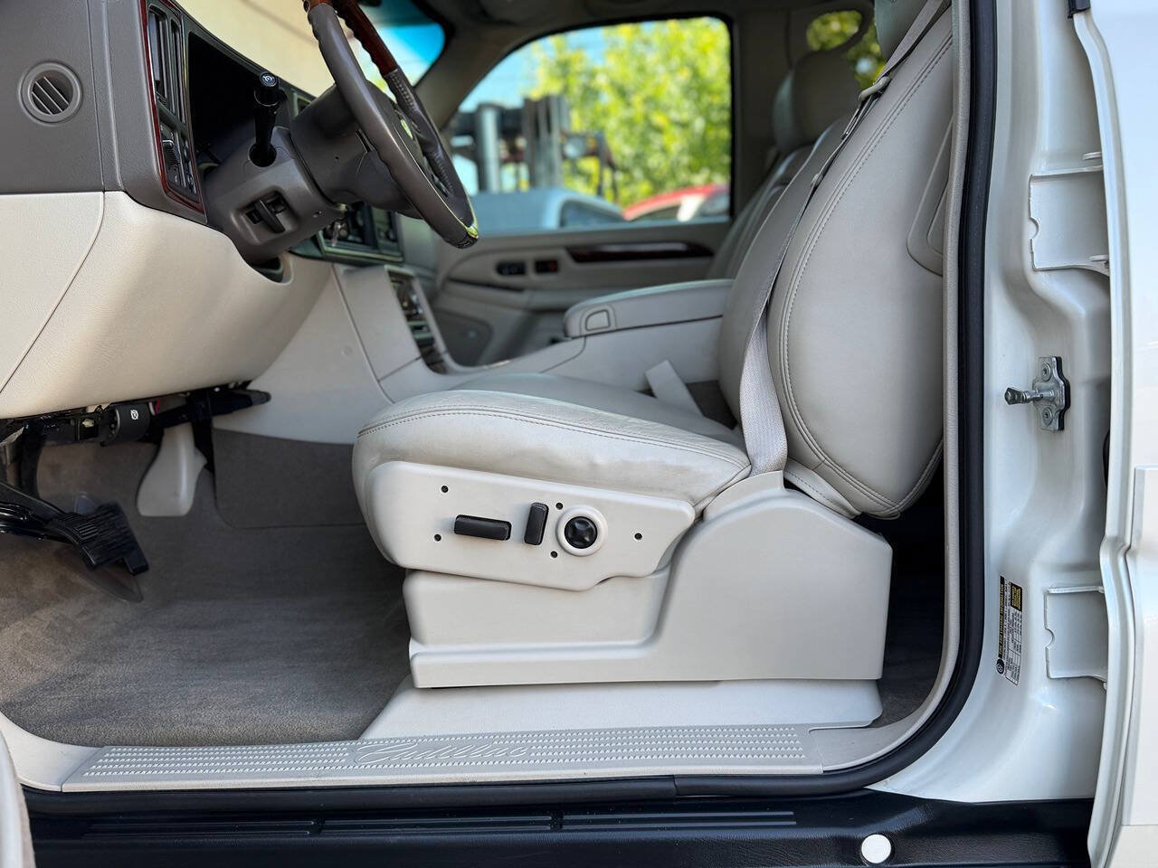 Used 2005 Cadillac Escalade EXT AWD/4WD image 8