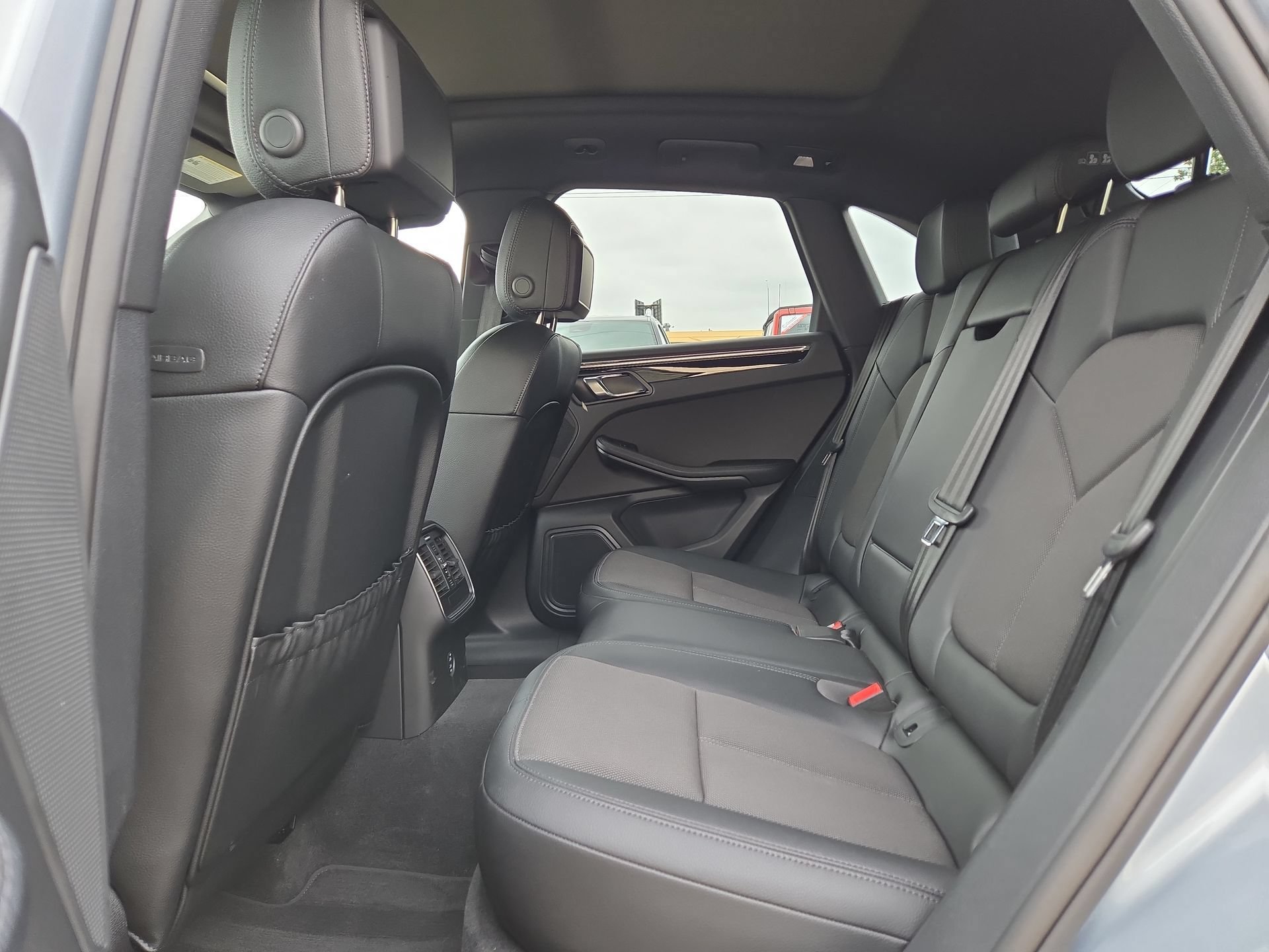 Used 2025 Porsche Macan AWD/4WD image 13
