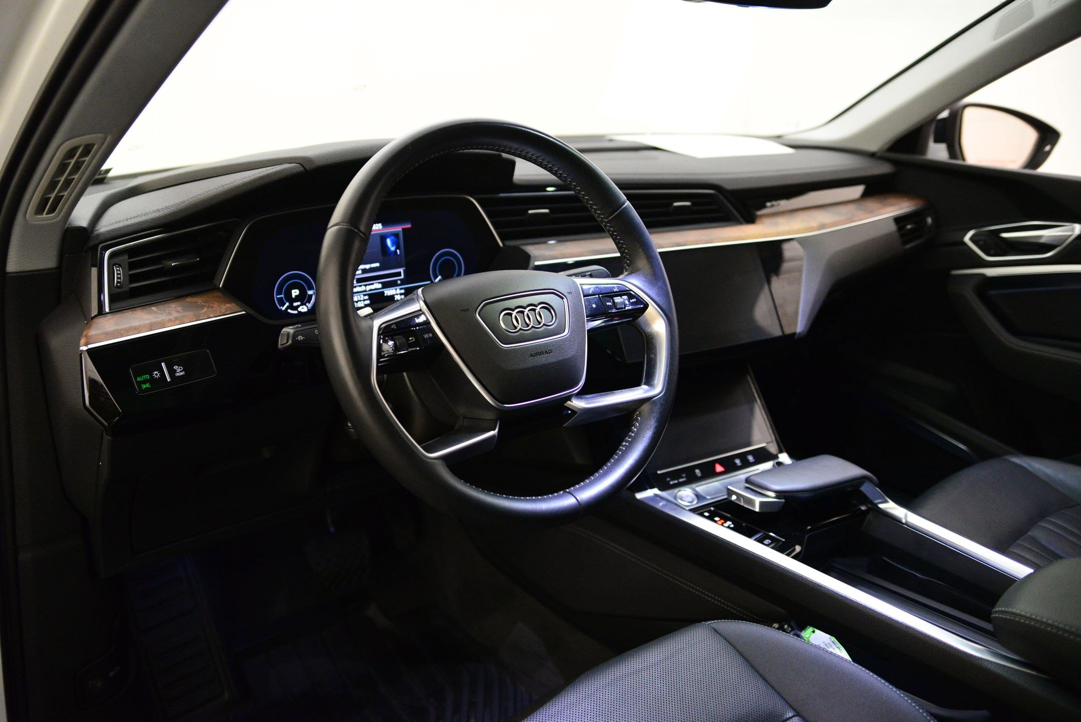 Used 2020 Audi e-tron Premium Plus image 3