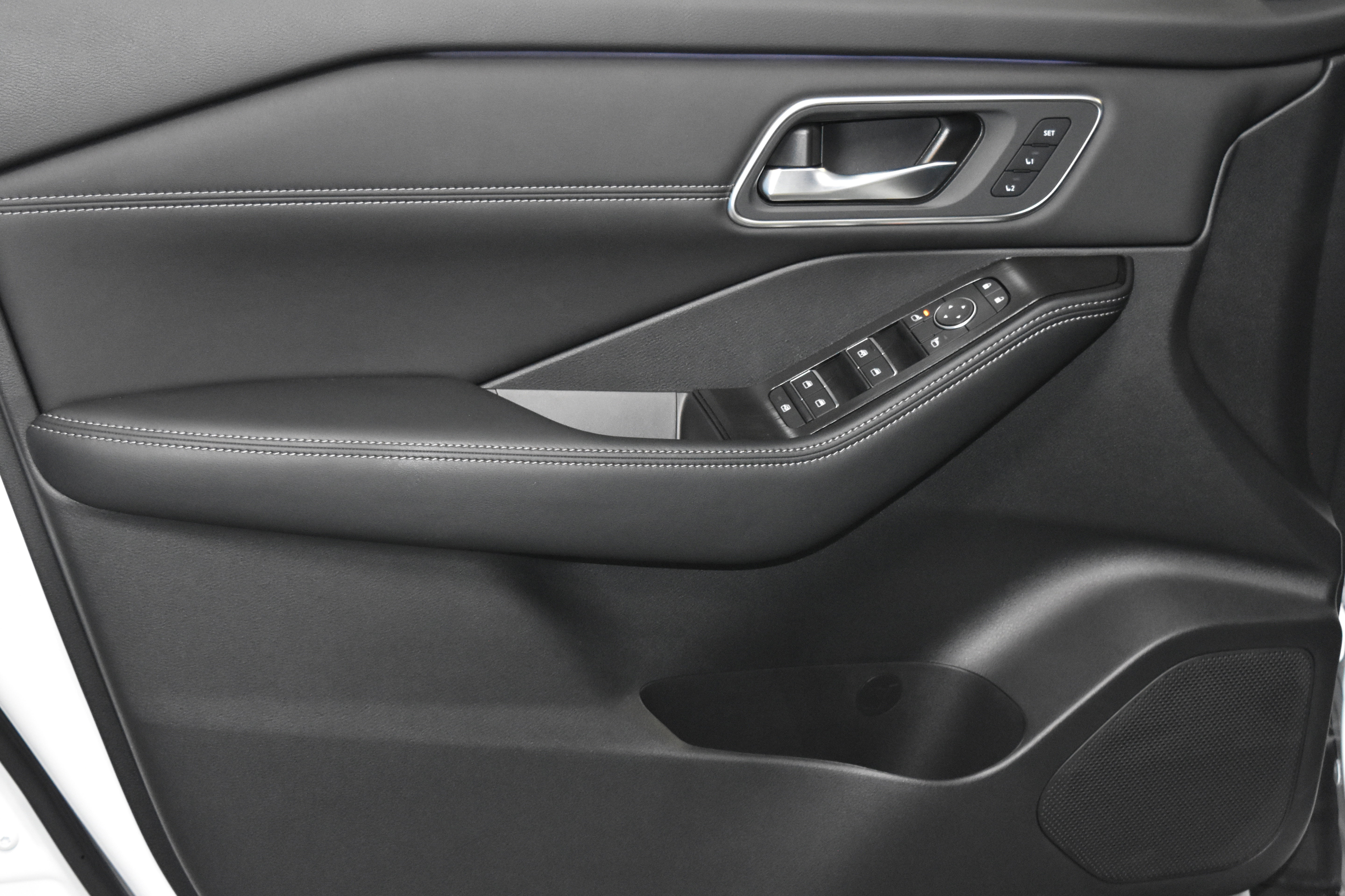 New 2026 Nissan Rogue Platinum w/ Platinum Premium Package image 3