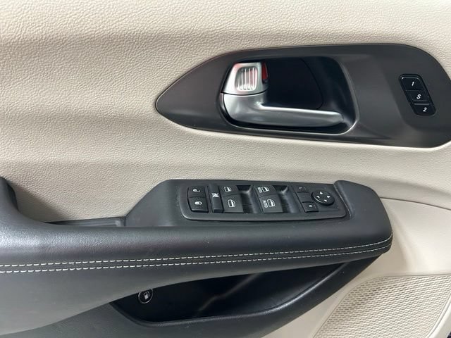 Used 2024 Chrysler Pacifica Limited FWD image 17