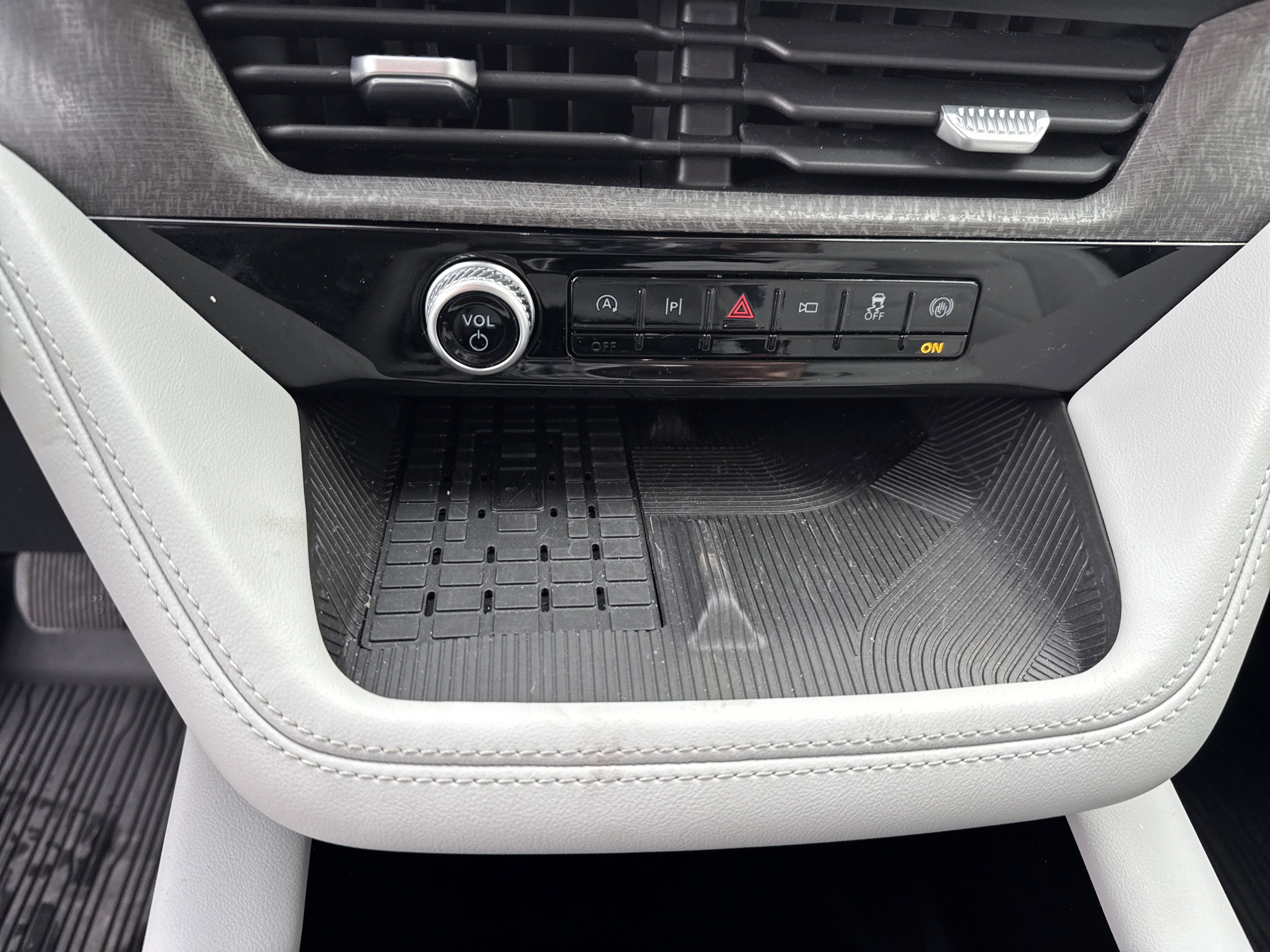 Used 2025 Ford Explorer Platinum w/ Ultimate Package image 35