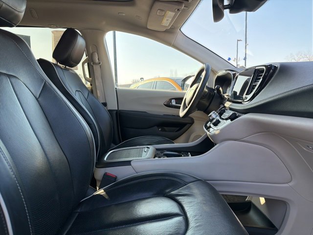 Used 2023 Chrysler Pacifica Limited image 12
