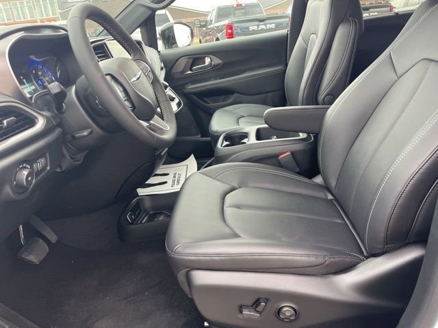 New 2026 Chrysler Pacifica Select image 11