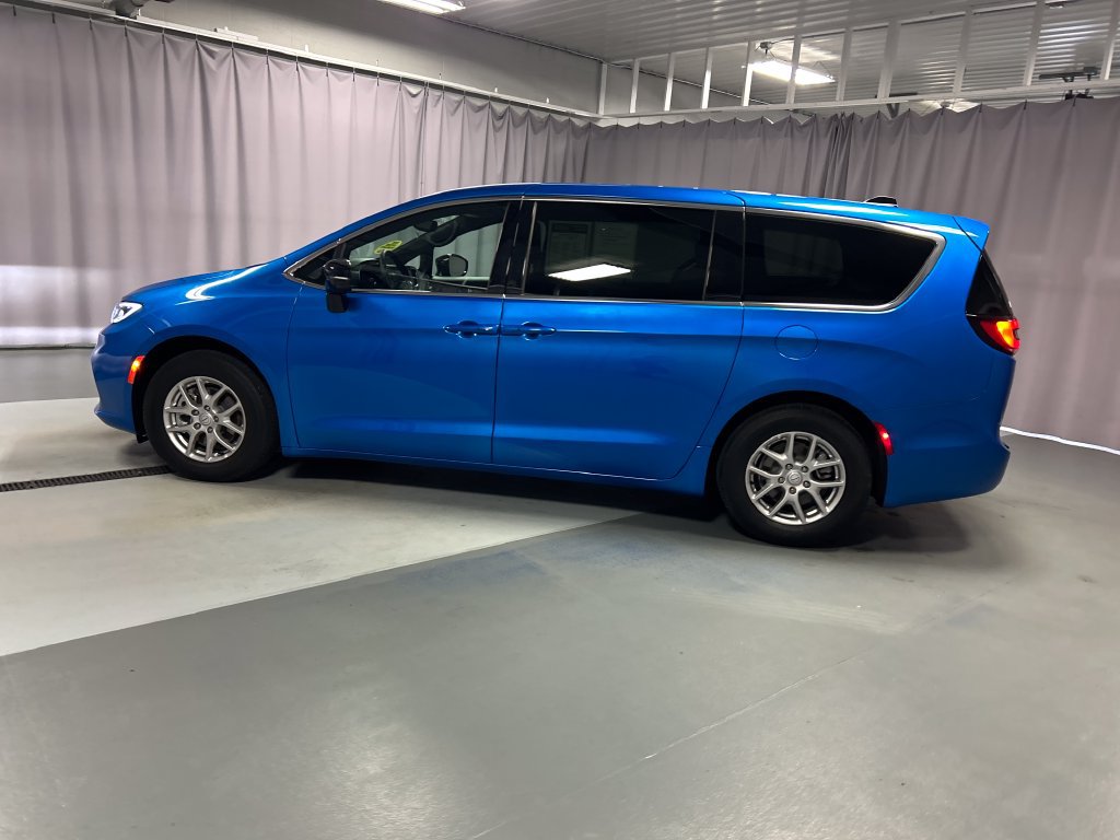 Used 2026 Chrysler Pacifica Select FWD image 4