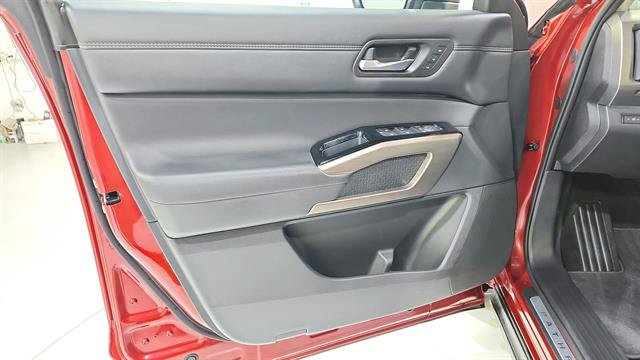 Certified 2025 Nissan Pathfinder Platinum w/ Cargo Package FWD image 22