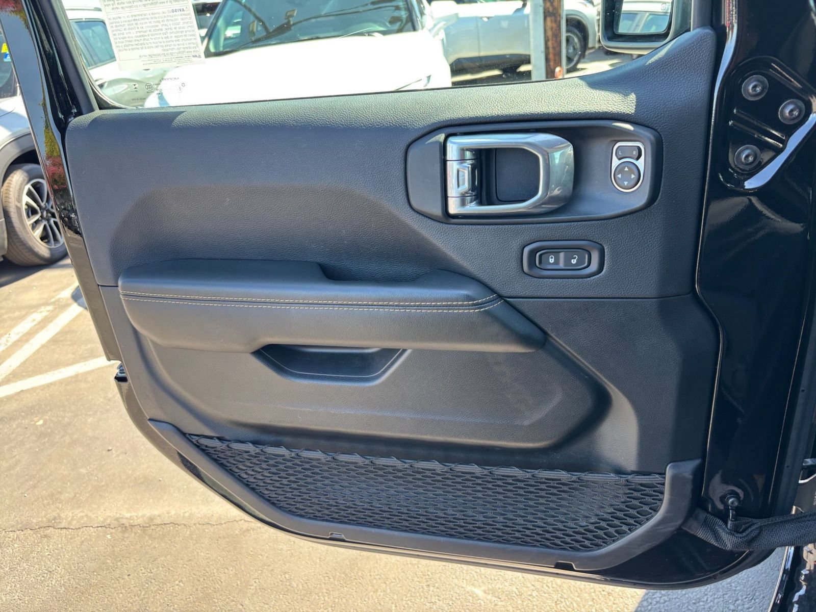 Used 2025 Jeep Wrangler Unlimited Sahara AWD/4WD image 15