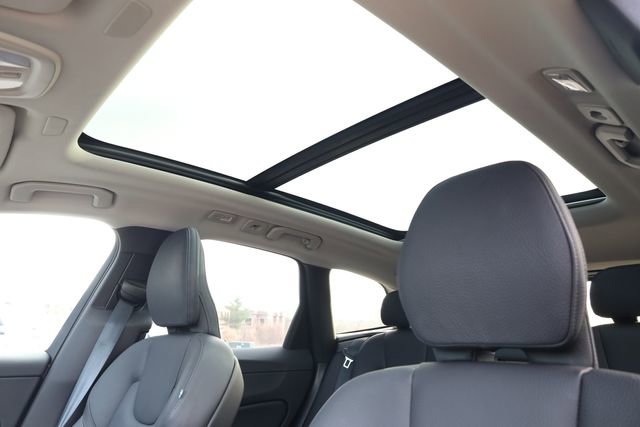 Used 2025 Volvo XC60 B5 Plus image 22