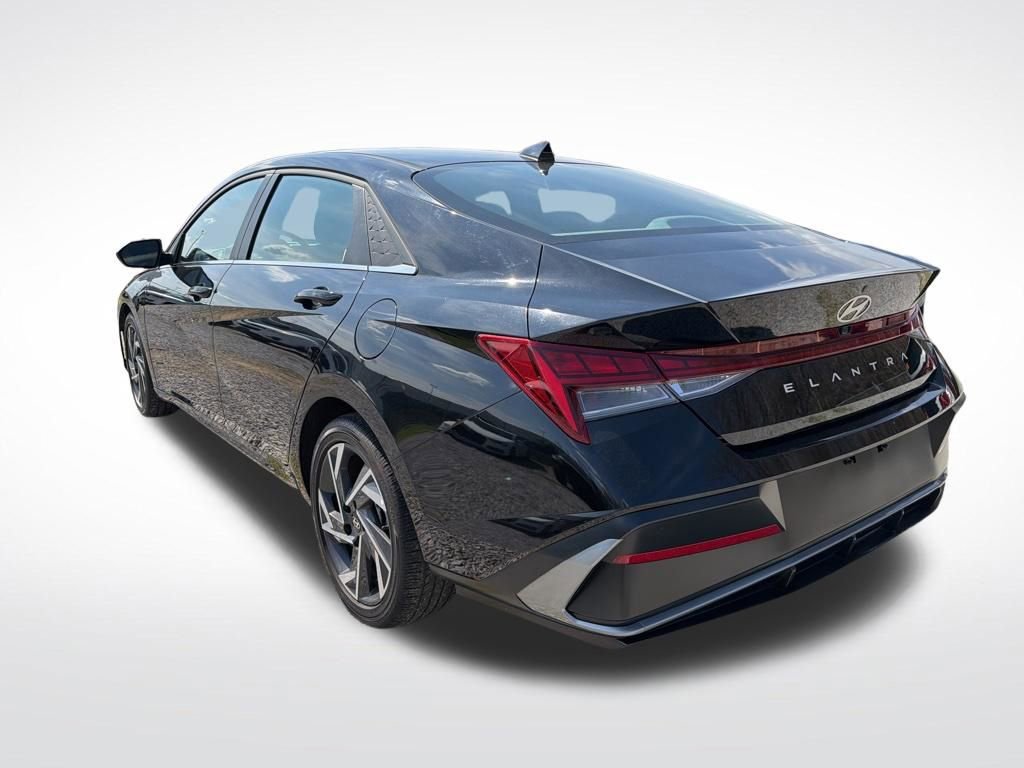 Used 2025 Hyundai Elantra SEL image 12