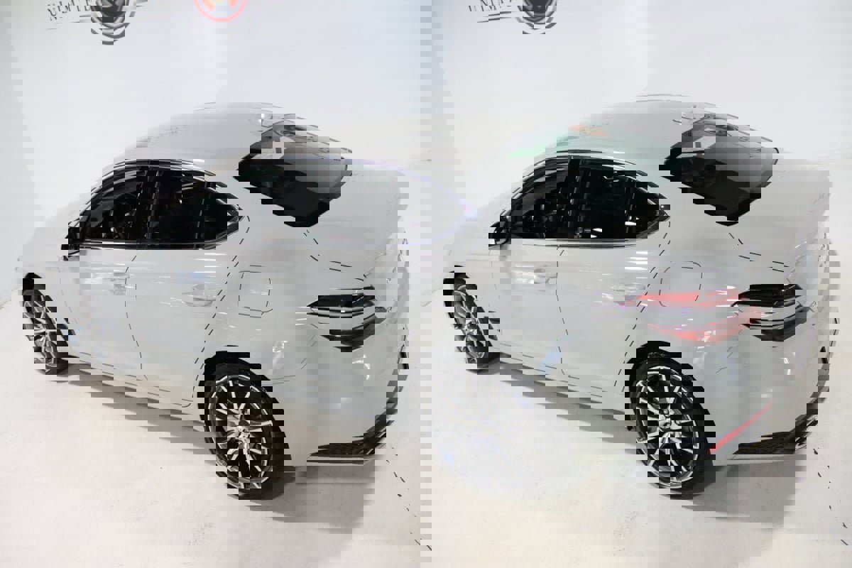 Used 2025 Genesis G70 2.5T image 11