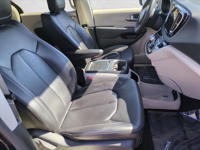 Used 2023 Chrysler Pacifica Touring-L image 20