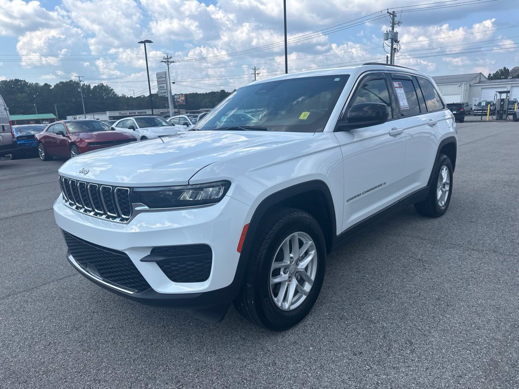 Used 2024 Jeep Grand Cherokee Laredo X w/ Luxury Tech Group I RWD image 3