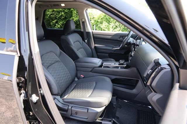 Certified 2025 Nissan Pathfinder SV w/ SV Premium Package FWD image 30