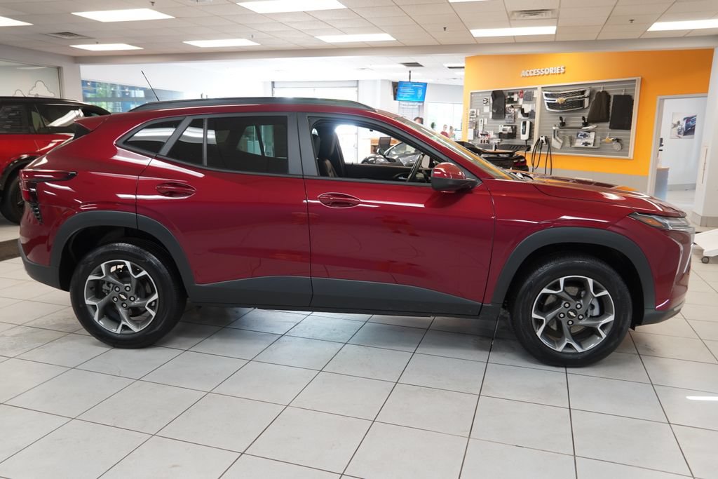 Used 2025 Chevrolet Trax LT w/ Driver Confidence Package FWD image 11