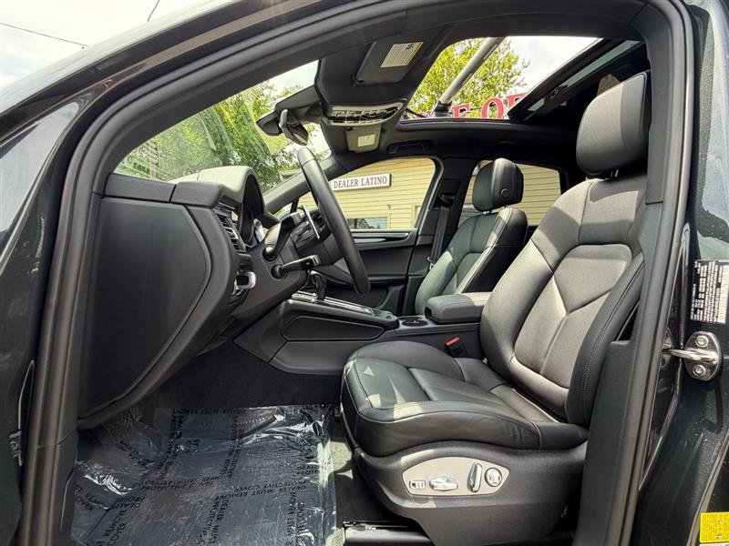 Used 2025 Porsche Macan Turbo AWD/4WD image 21