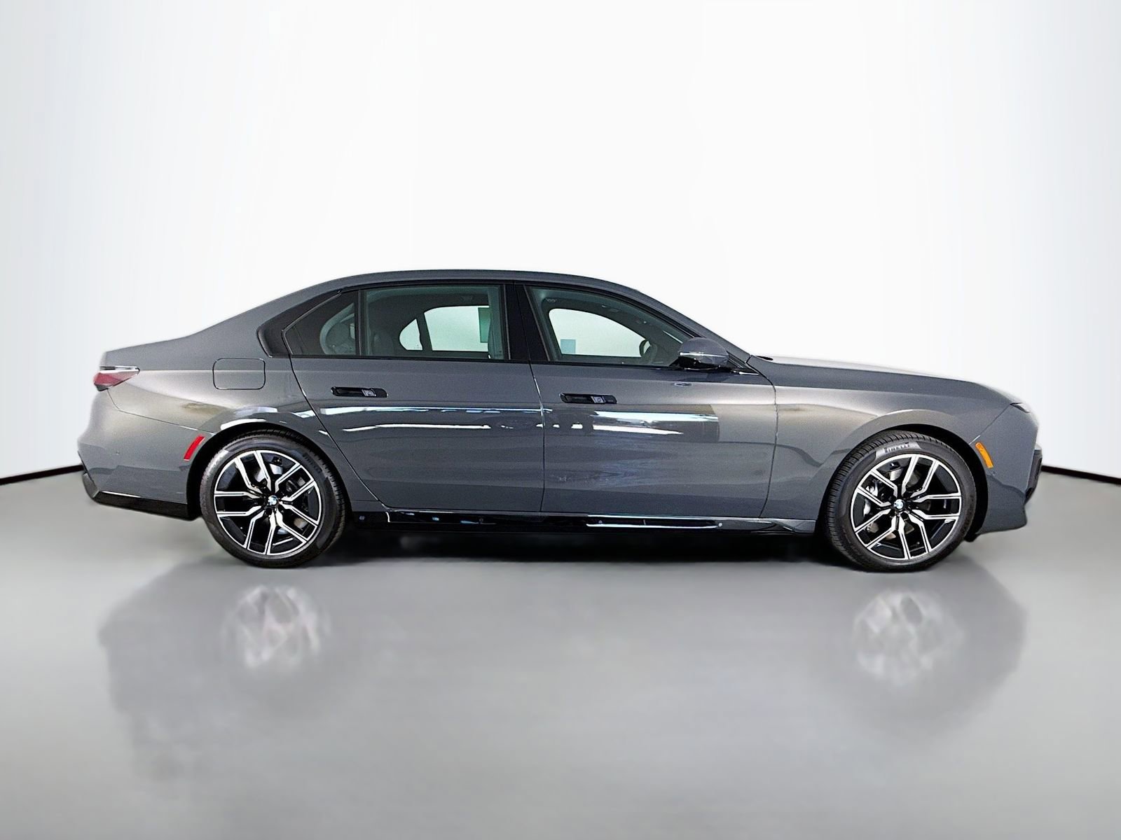 Used 2025 BMW 760i xDrive image 8