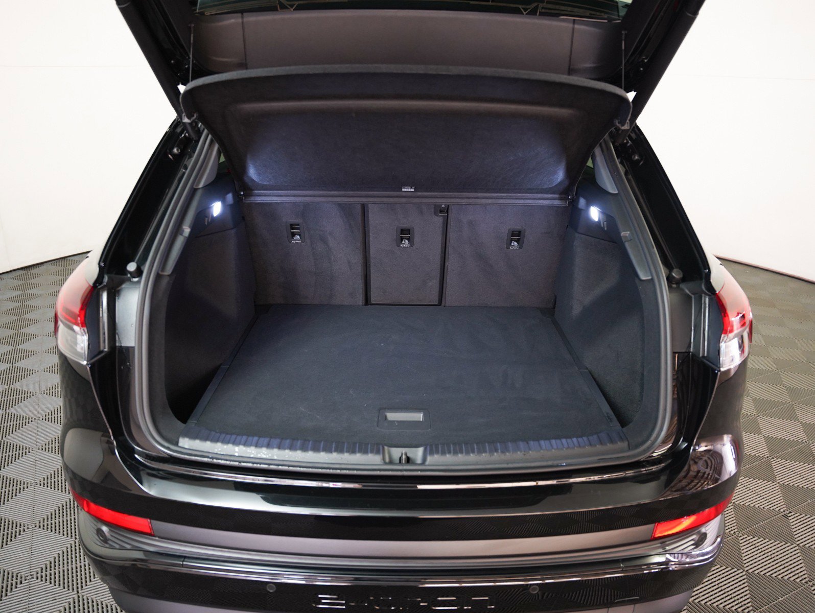 Used 2024 Audi Q4 e-tron Premium Plus image 7