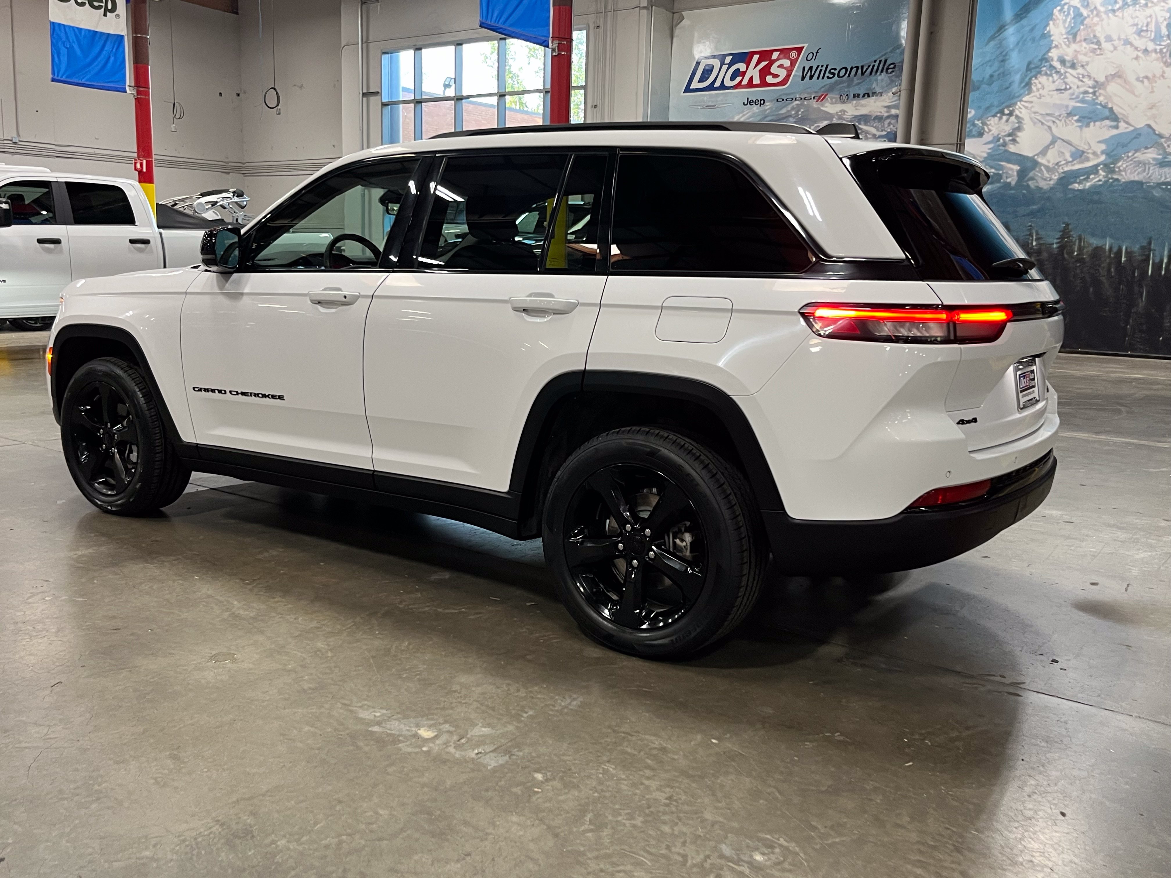 Used 2023 Jeep Grand Cherokee Limited w/ Luxury Tech Group II AWD/4WD image 3