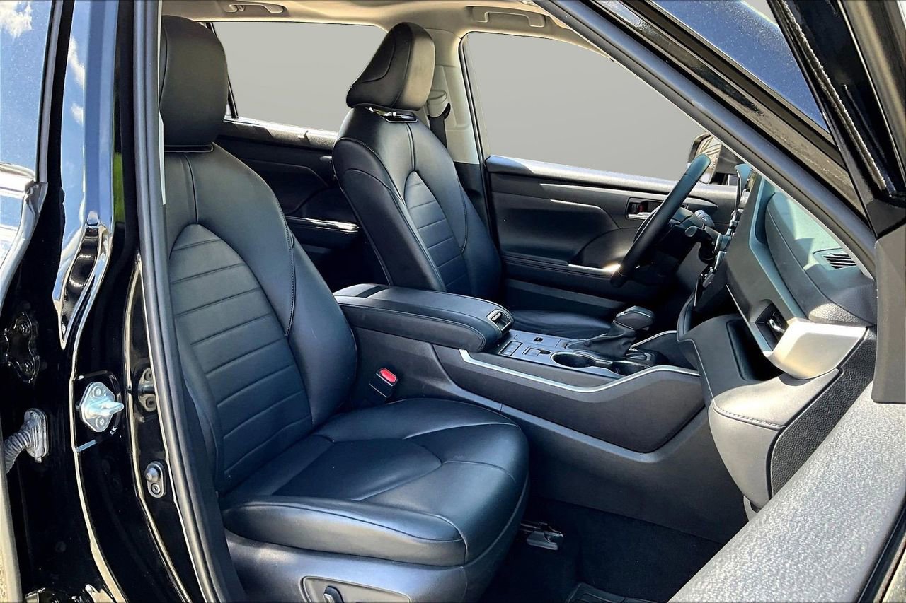 Used 2022 Toyota Highlander XLE image 22