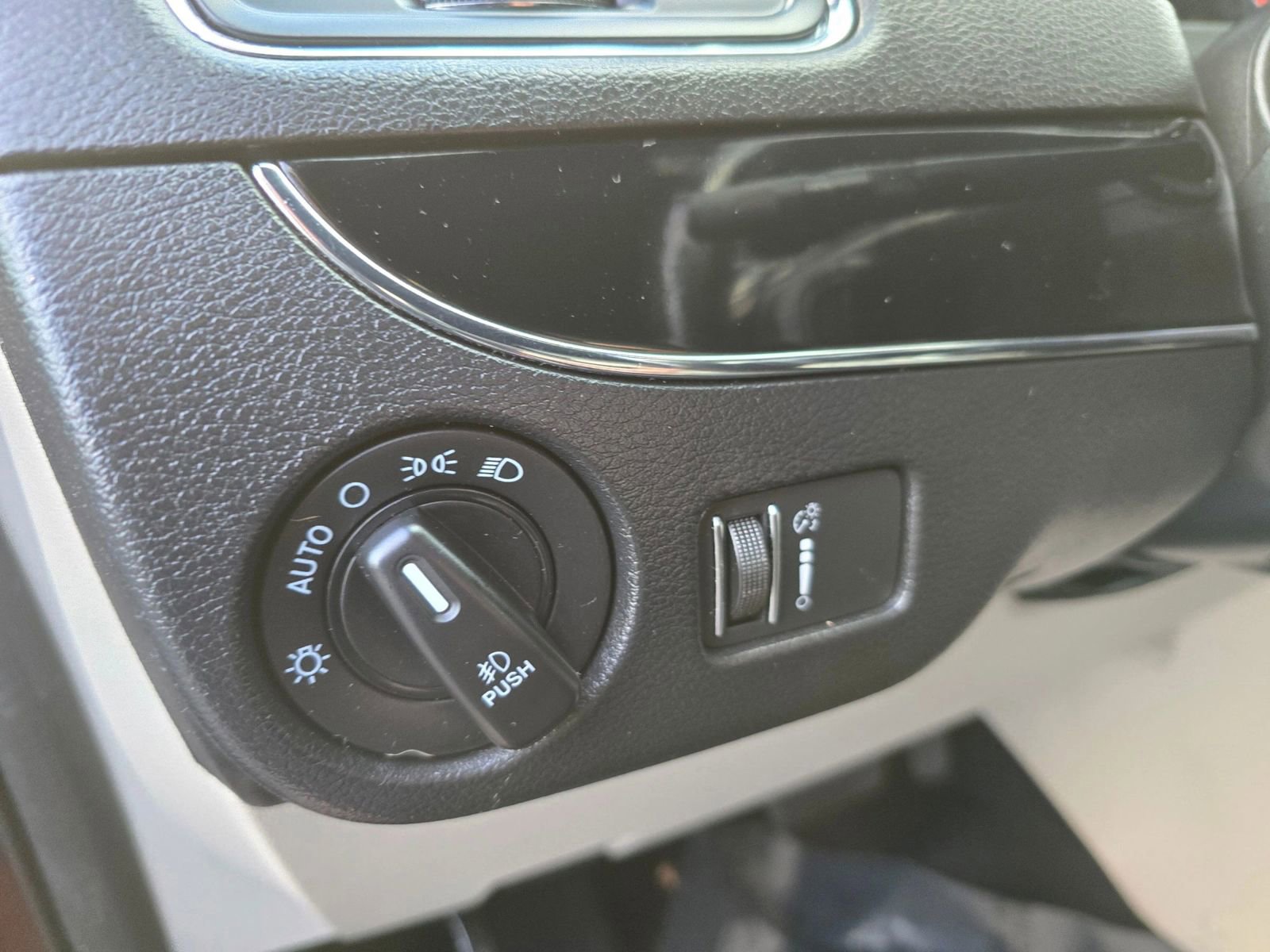 Used 2019 Dodge Grand Caravan SXT FWD image 17