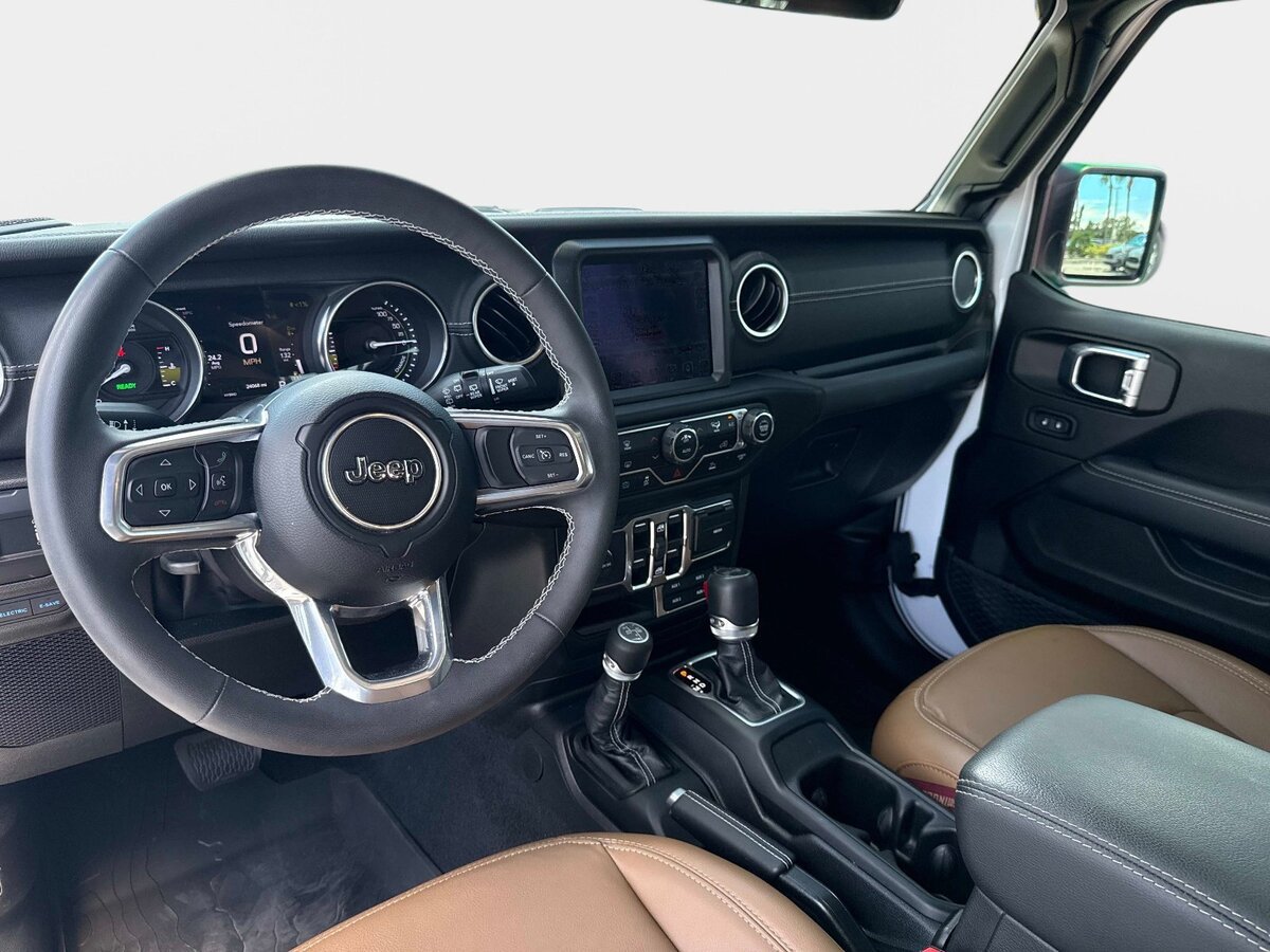 Used 2023 Jeep Wrangler Unlimited Sahara AWD/4WD image 16
