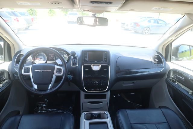 Used 2015 Chrysler Town & Country Touring FWD image 10