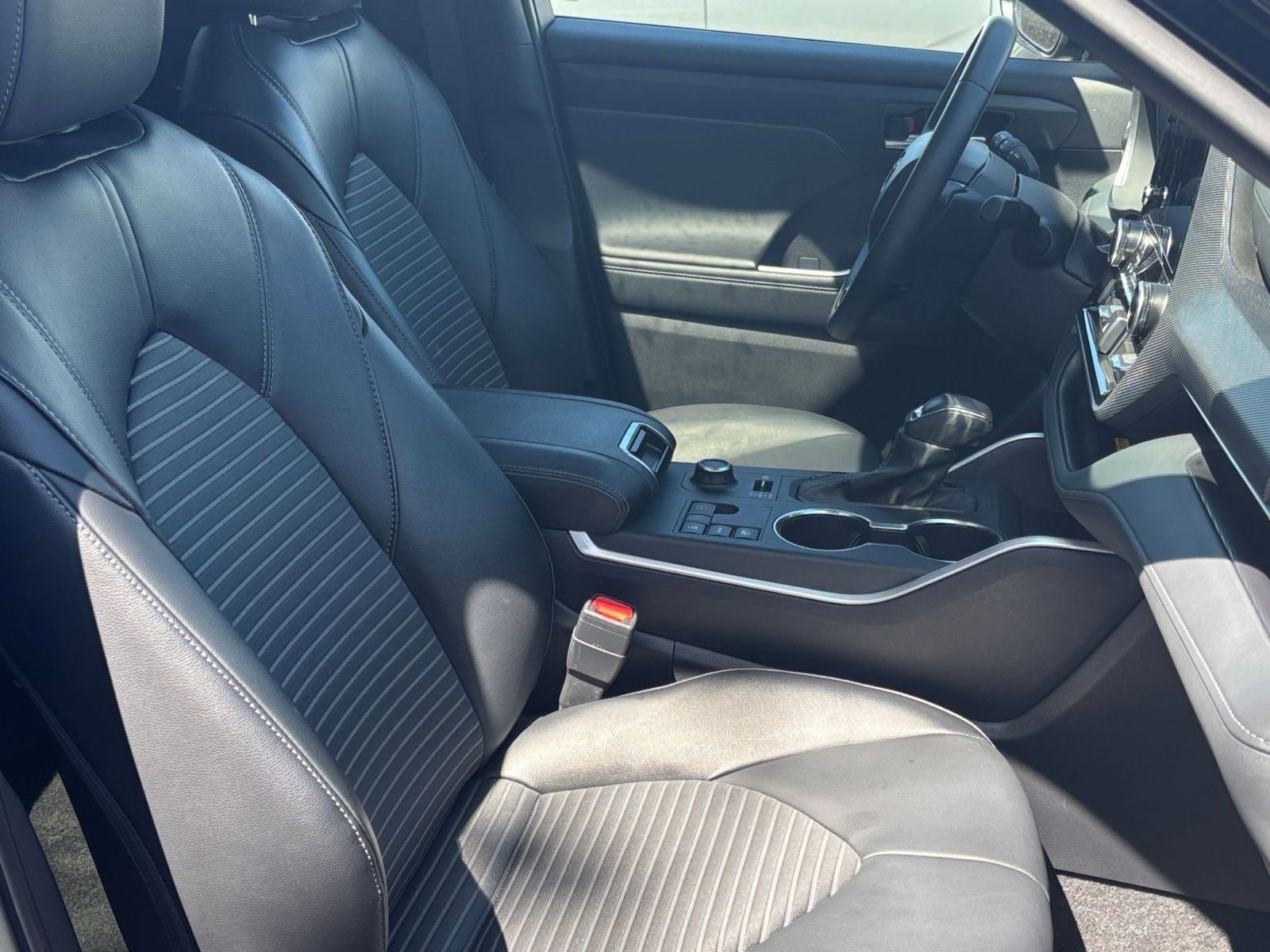 Used 2025 Toyota Highlander XSE AWD/4WD image 36