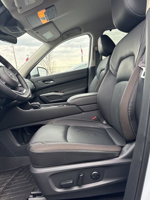 Used 2025 Nissan Pathfinder SL w/ Lighting Package (N92) image 15