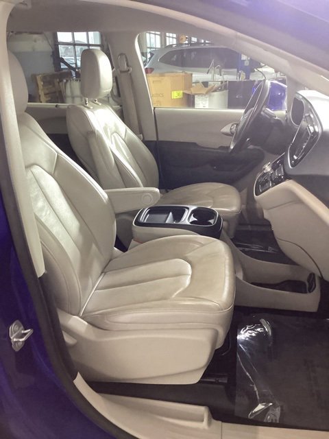 Used 2020 Chrysler Pacifica Touring-L image 17