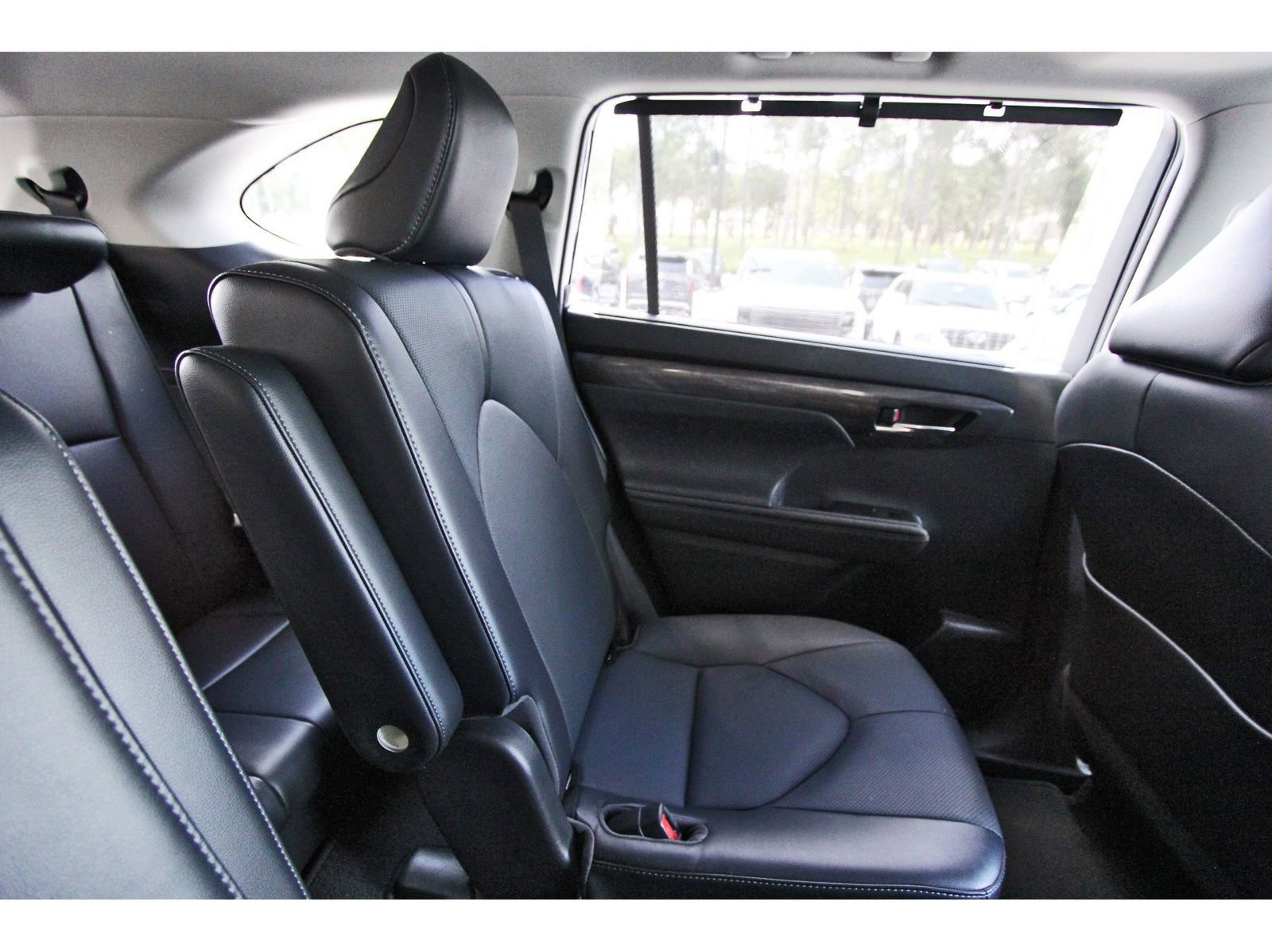 Used 2022 Toyota Highlander Limited FWD image 14