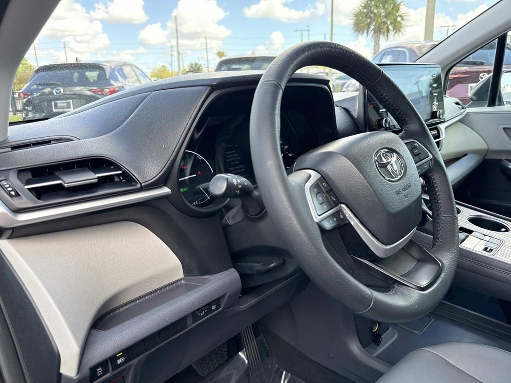 Used 2023 Toyota Sienna XLE image 24