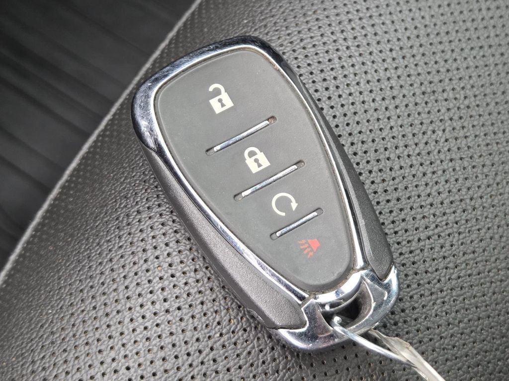 Used 2025 Chevrolet Trax ACTIV w/ Sunroof Package FWD image 31