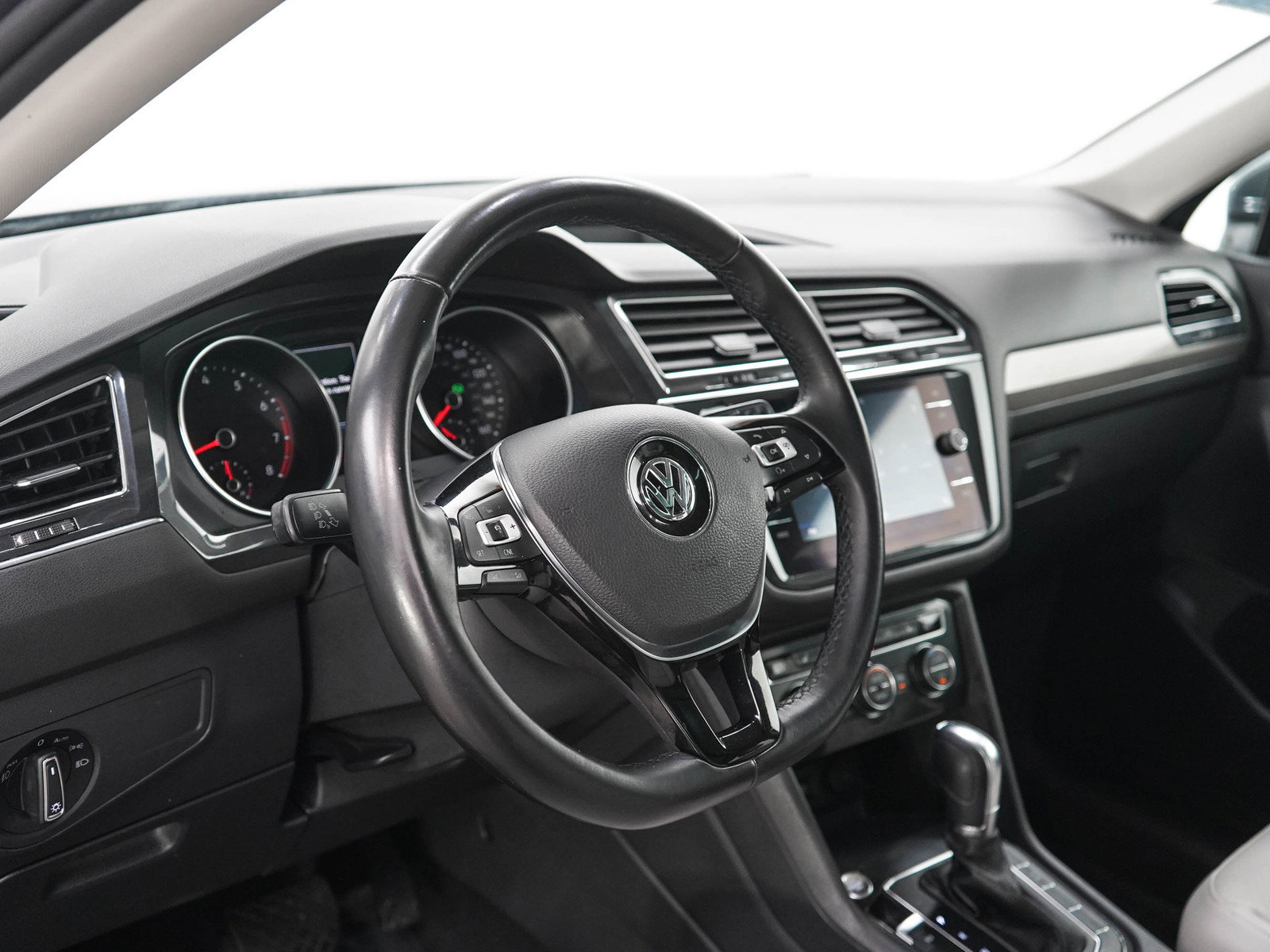 Used 2018 Volkswagen Tiguan SEL AWD/4WD image 21